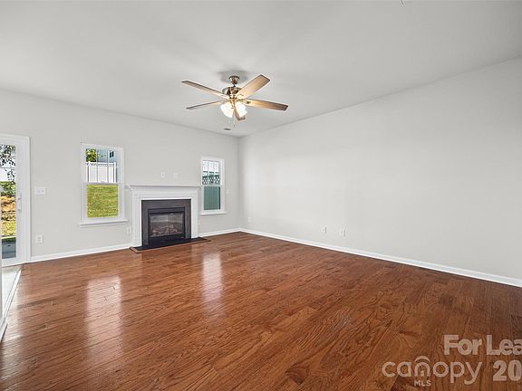 5th image of 305 Sandy Spring Ln