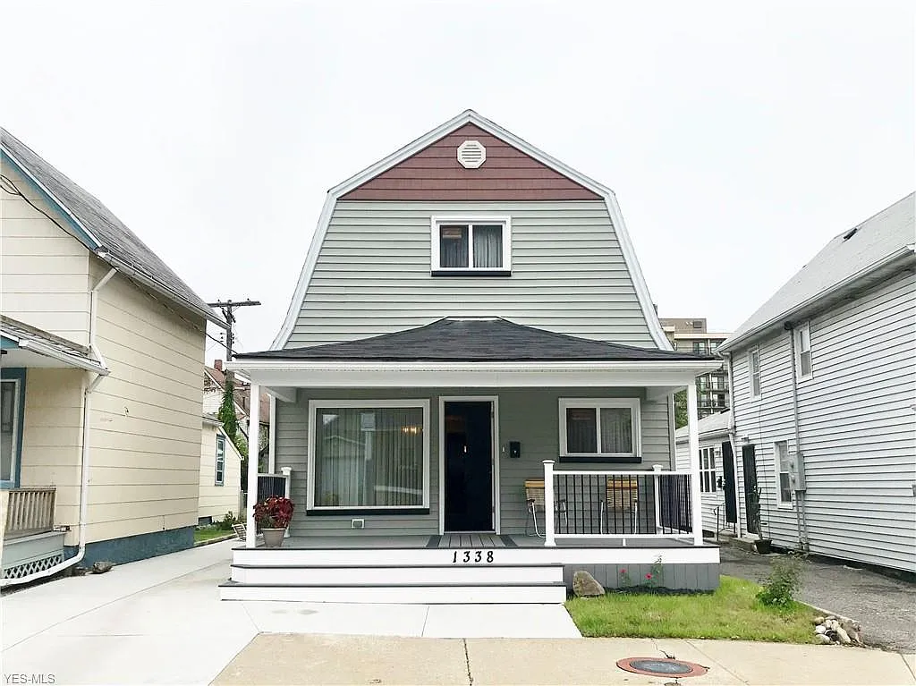 1338 W 67th St photo 1