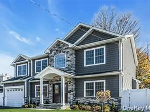 9 Briggs Street, Hicksville, NY 11801