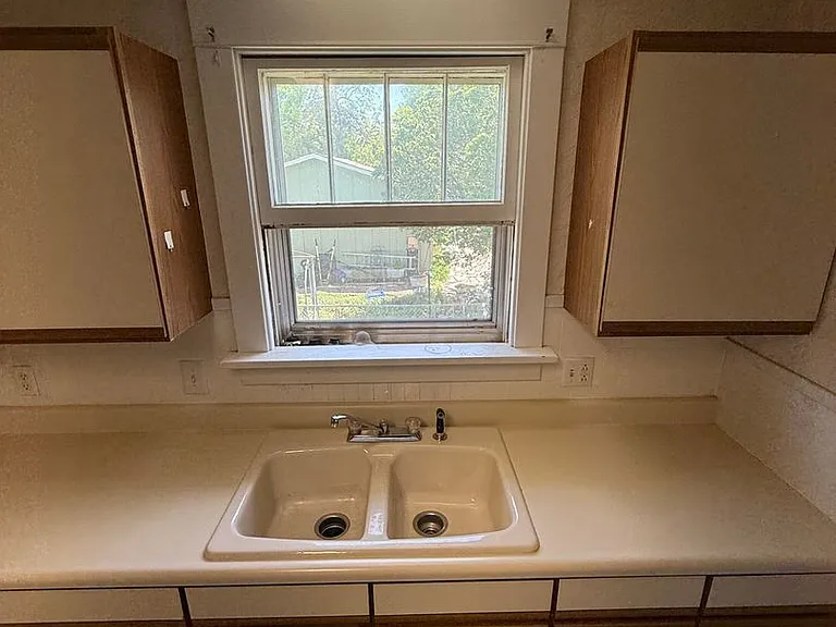 825 N Broadway Ave. — Photo 39