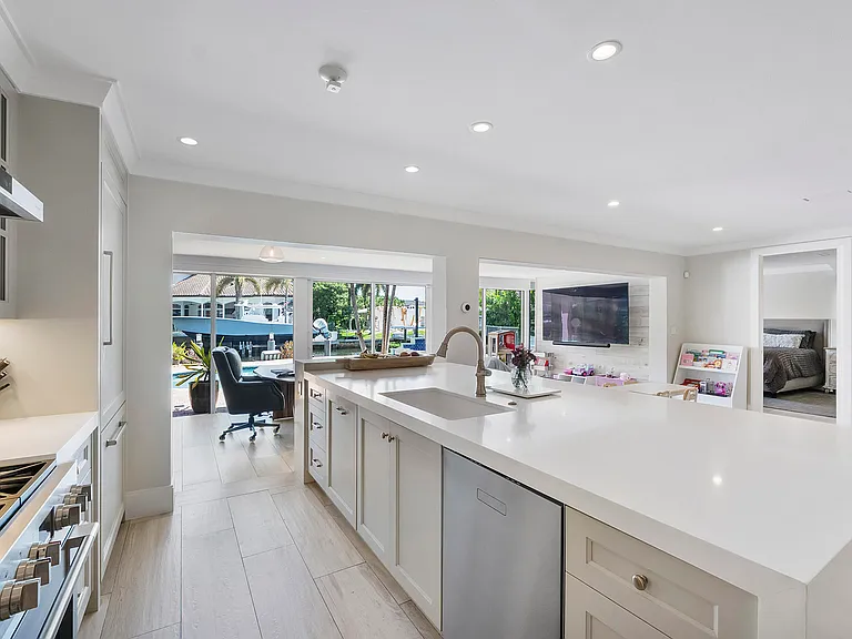 725 NE 36th St — Photo 34