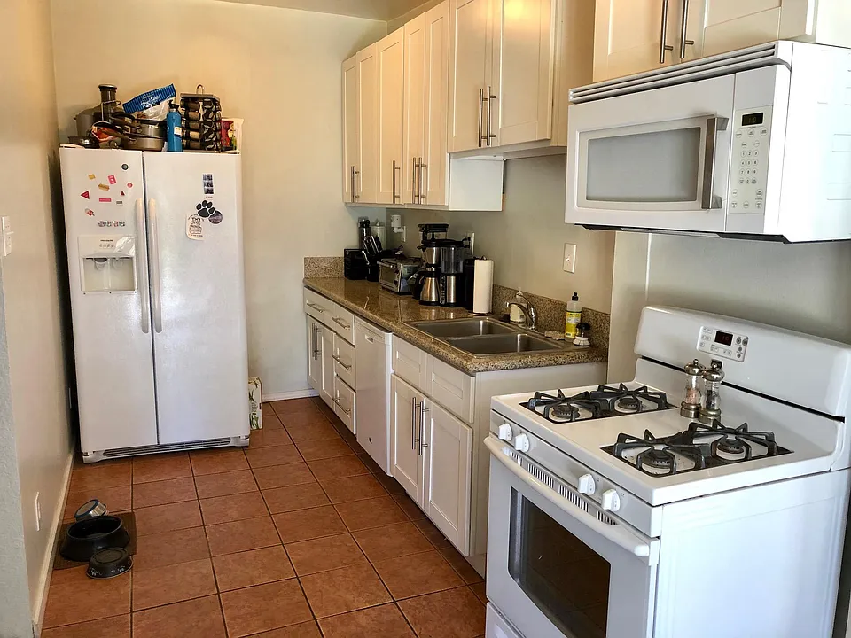 Fully equipped kitchen. Fridge, dishwasher, stove, microwave