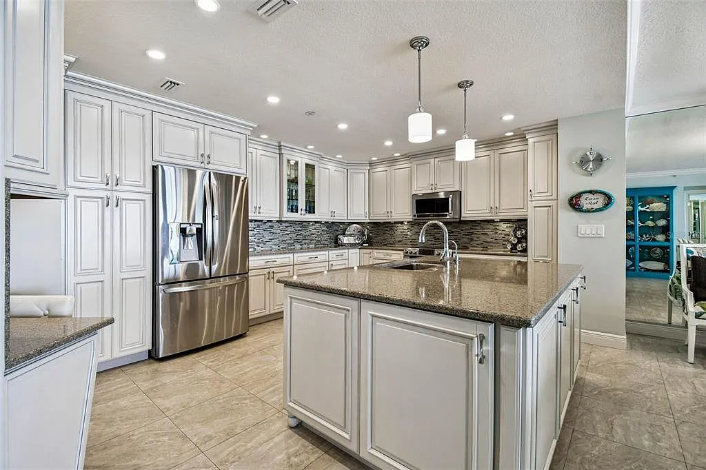 3 bed, 3.0 bath, 2227 sqft, $13,500 — Photo 3