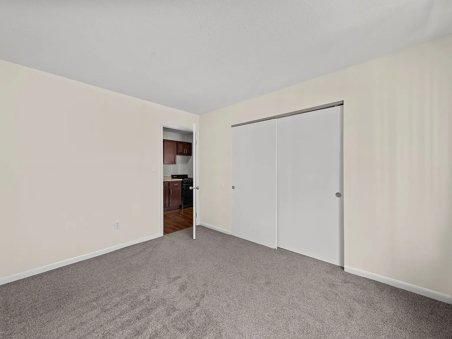Attache Apartments — Photo 3