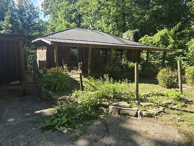 18 Oak Dr — Photo 1