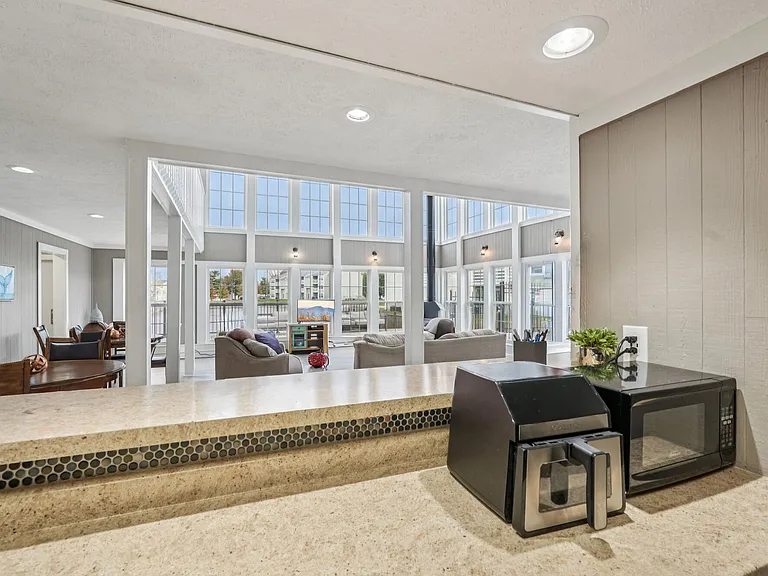 Pier 39 Apartments & Townhomes — Photo 31