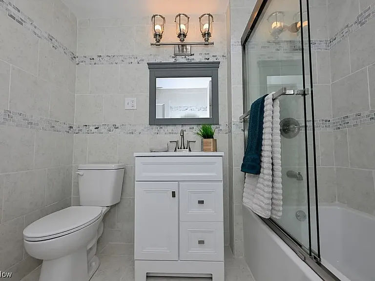 1088 Lexington Ave — Photo 11