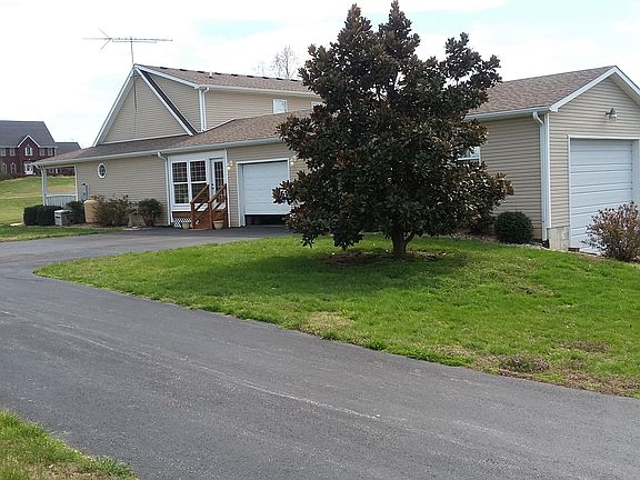 driveway to rear of house