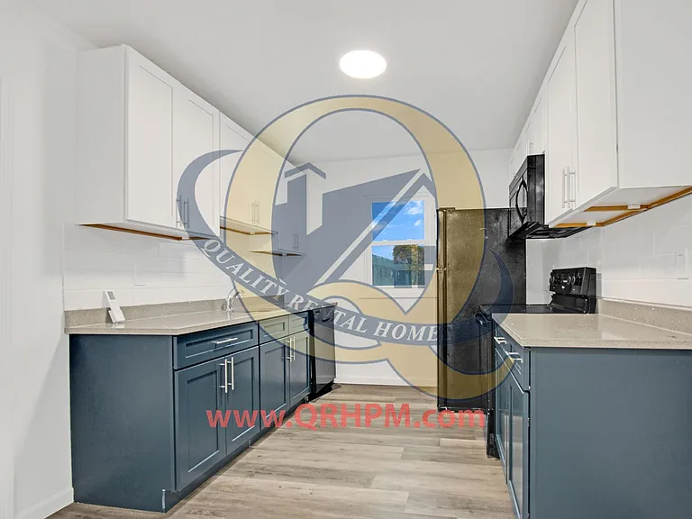 352 Bradley Ave — Photo 1