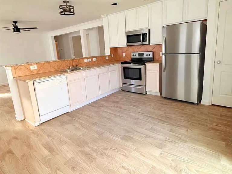 2918 Beacon Grove St — Photo 2