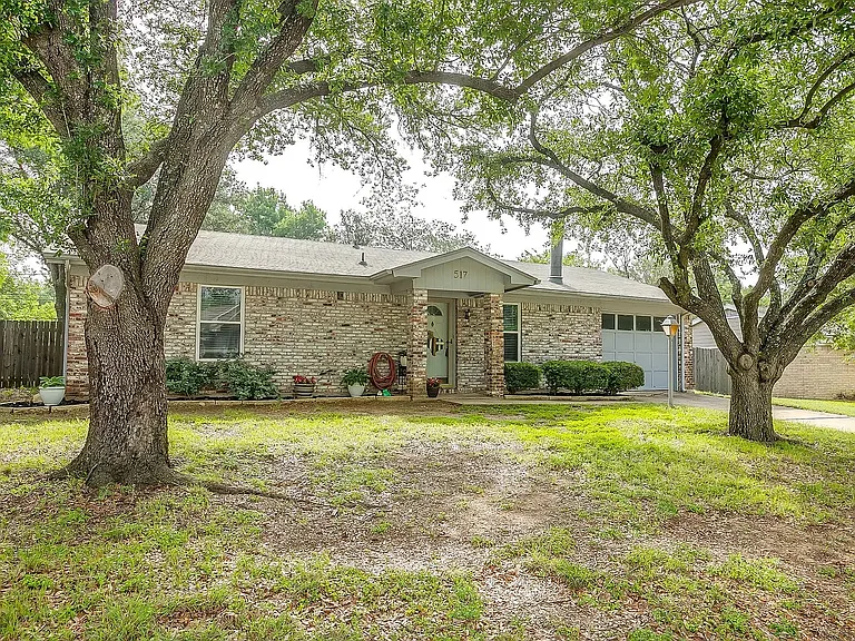 517 Post Oak Ln — Photo 1