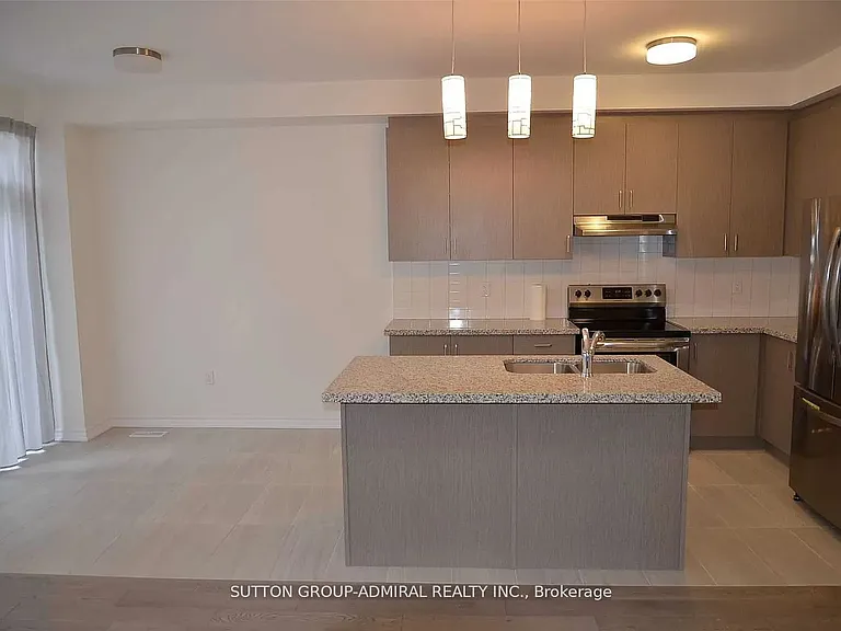 1475 Blackmore St — Photo 9