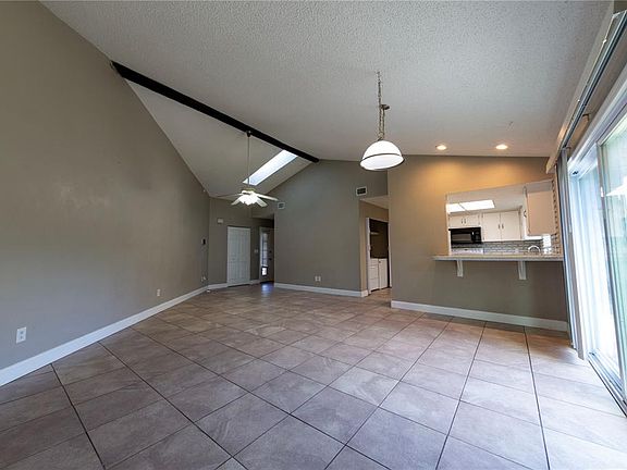 5th image of 232 N Ridgewood Ave E APT 3-A