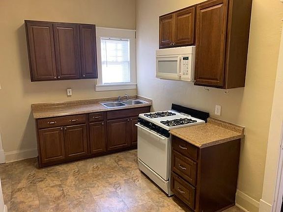Kitchen w/ gas stove, microwave