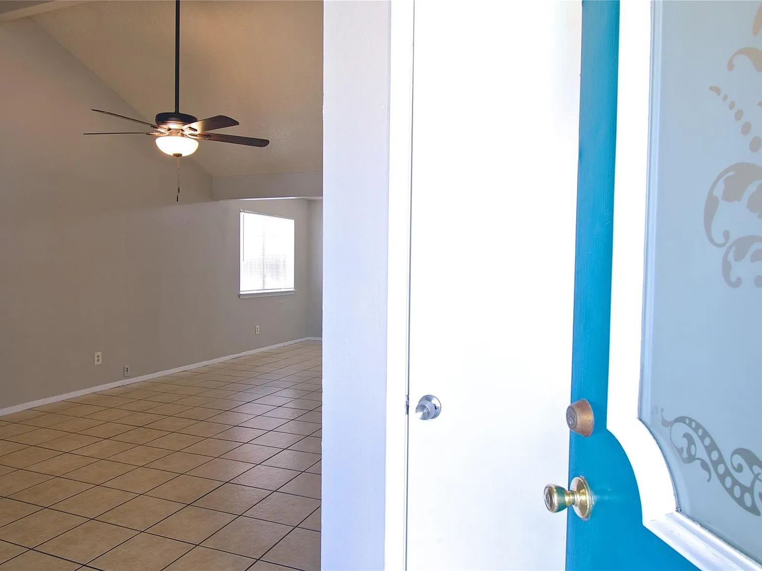 3 bed, 2.0 bath, 1320 sqft, $1,550 — Photo 3