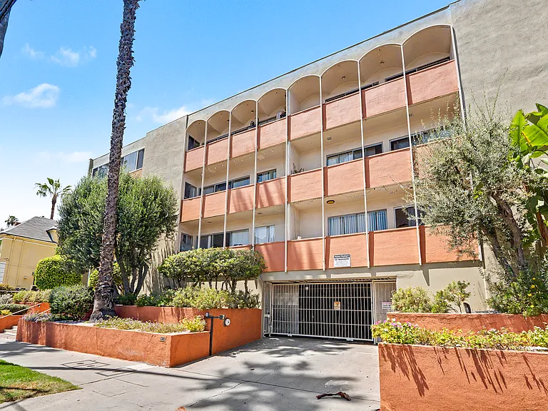 Hollywood Apartments — Photo 32