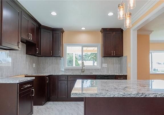 3rd image of 2940 W Norwood Pl