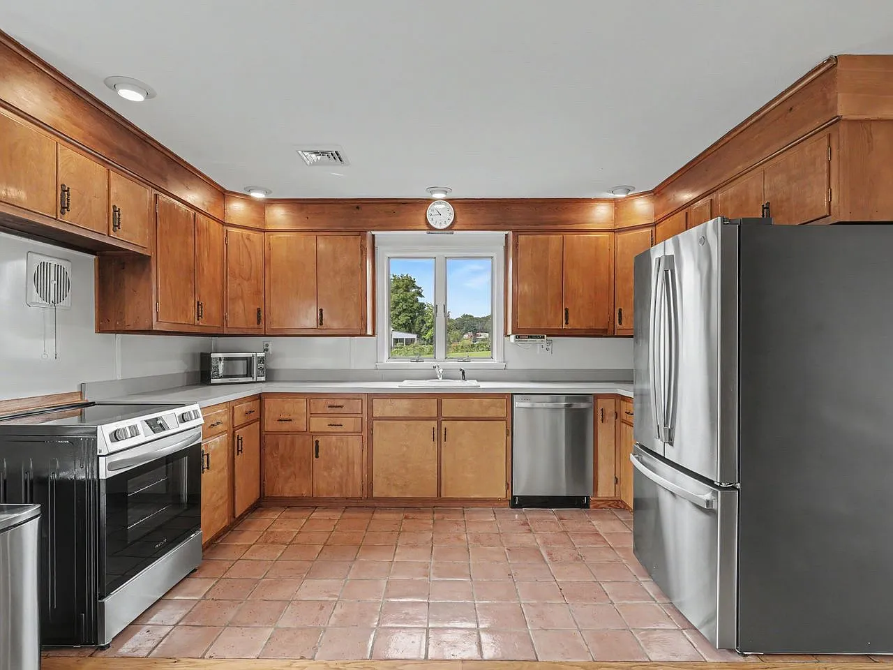 2 bed, 2.5 bath, 936 sqft, $3,750 — Photo 2