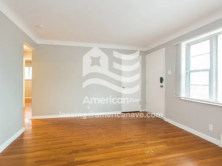 1328235_003_wm_-_living_room_13523640.jpg