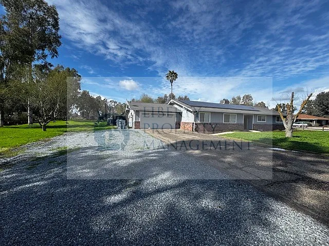10757 N Armstrong Ave — Photo 2