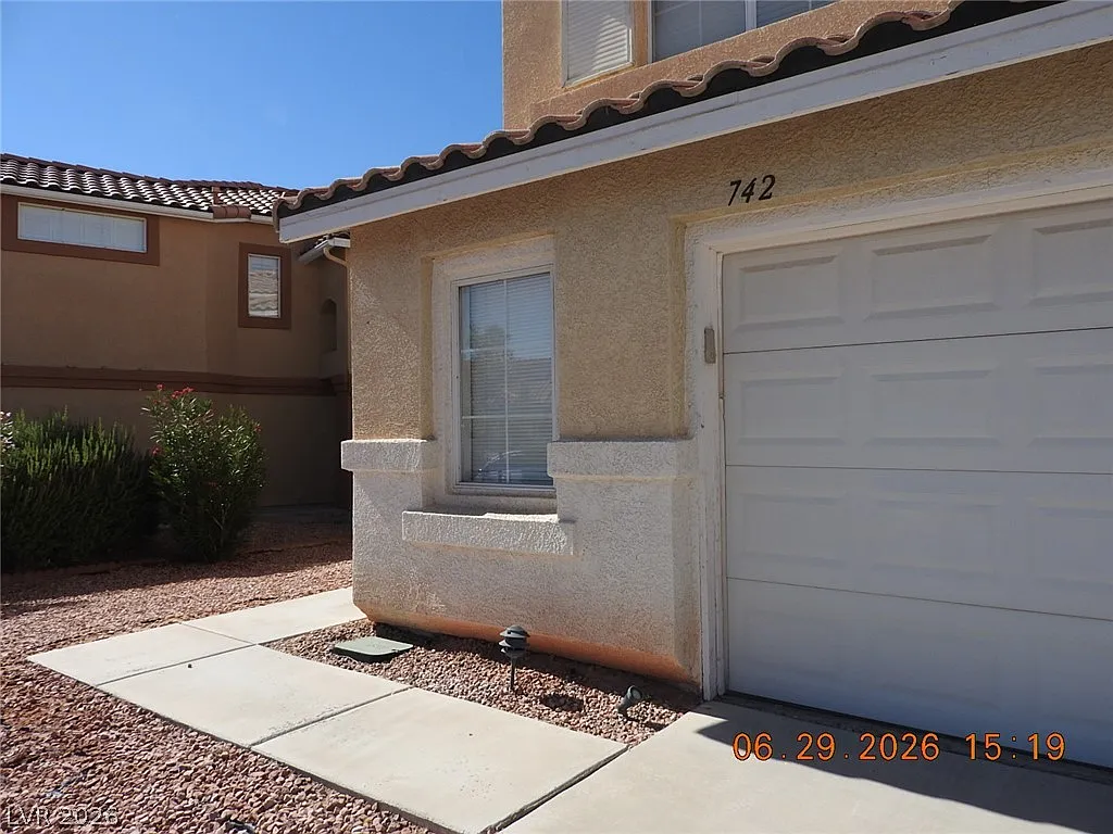 3 bed, 2.5 bath, 1752 sqft, $2,000 — Photo 2