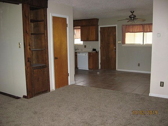 3rd image of 121 Circle Dr
