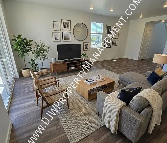 1724 N Big Star Ave — Photo 3