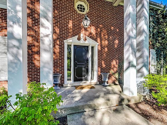 5th image of 1040 Forest Hill Rd