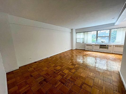 3rd image of 333 E 46th St APT 1E