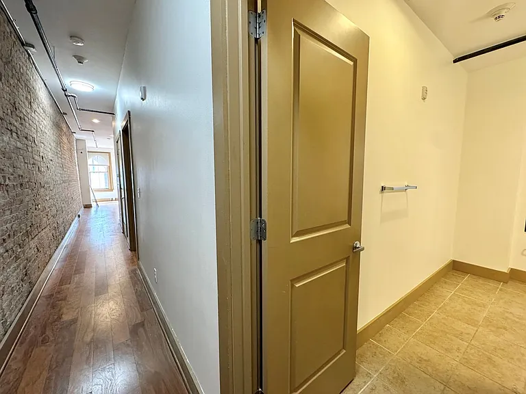 641 Walnut St Apartments — Photo 15