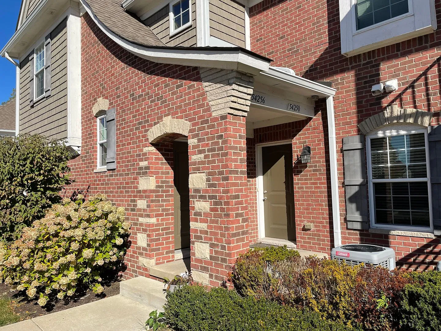 3-Bedroom, 2-Baths, 1350 SF condo-style apartment, Upper Unit in Shelby Township. — Photo 2