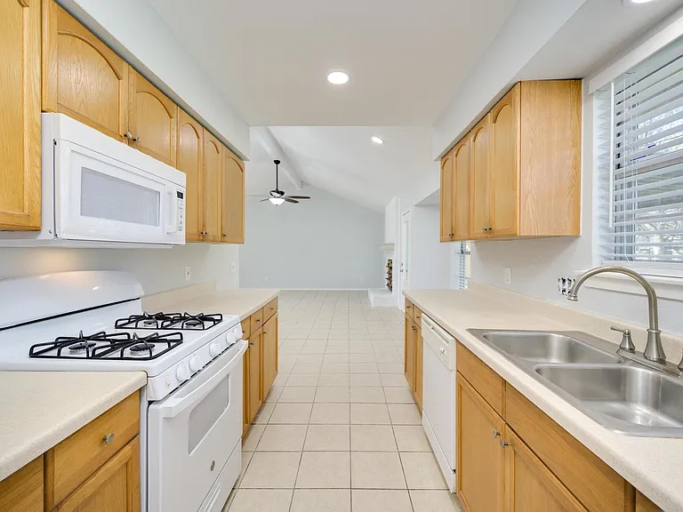 2104 Magazine St — Photo 12