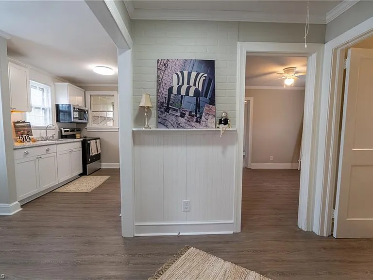 1005 McCormick St — Photo 3