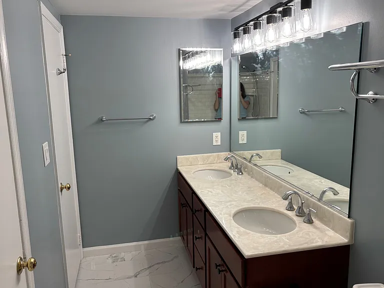 Double Vanity in bathroom