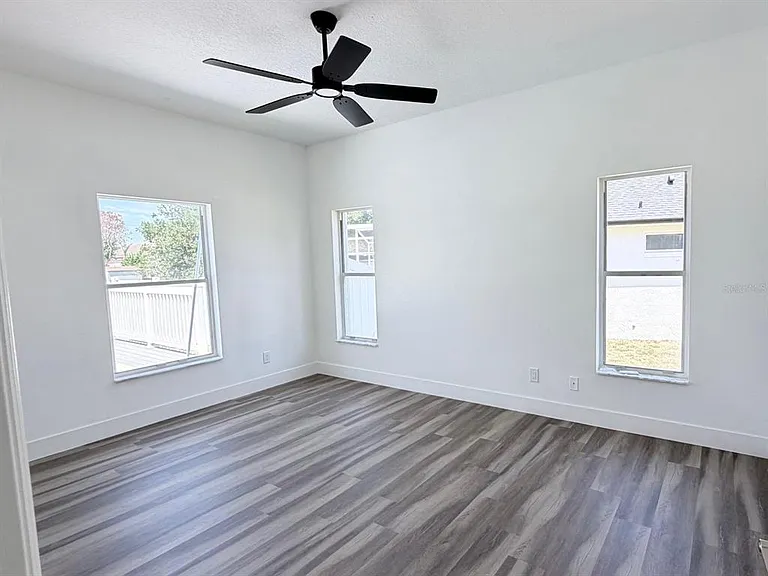 906 Berwick Dr — Photo 42