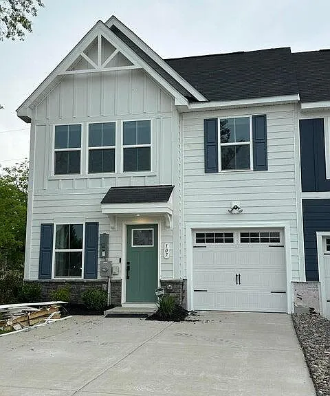 107 Oxbow Dr — Photo 1