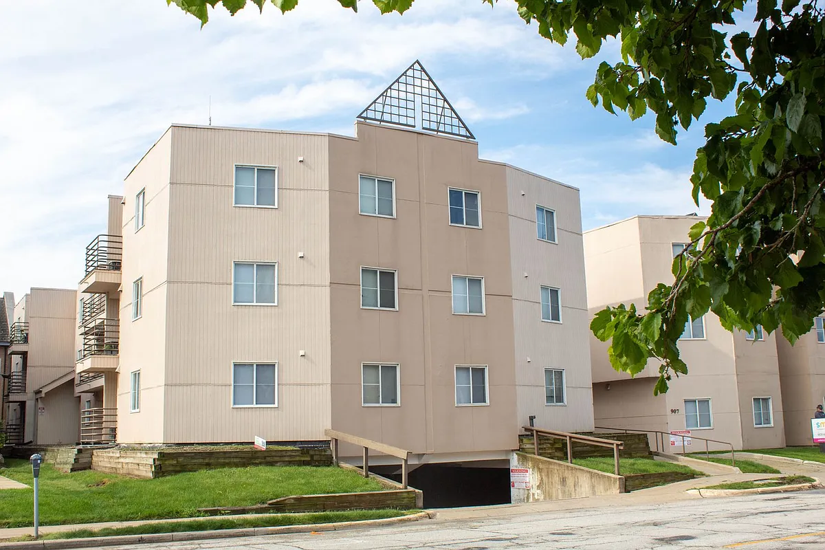 Building Photo - 905 W Oregon St