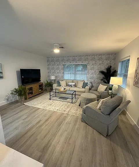 522 Eastwind Dr — Photo 4
