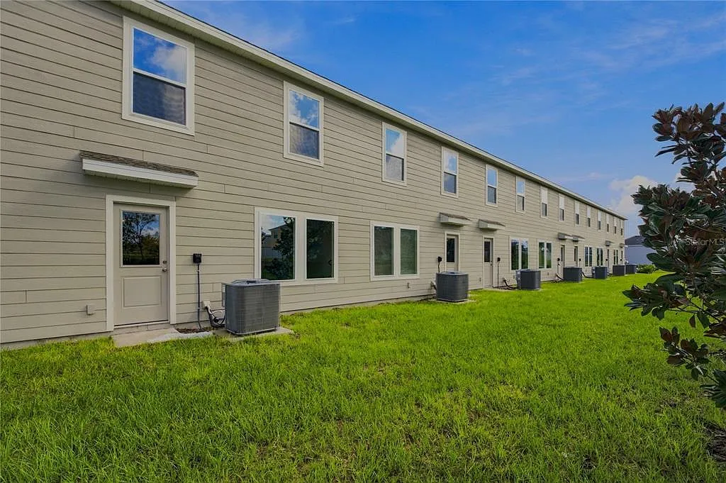 3 bed, 2.5 bath, 1386 sqft, $2,100 — Photo 2