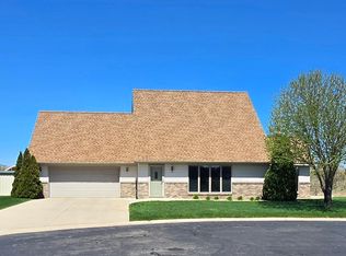 208 Valley View Dr SE, Willmar, MN 56201