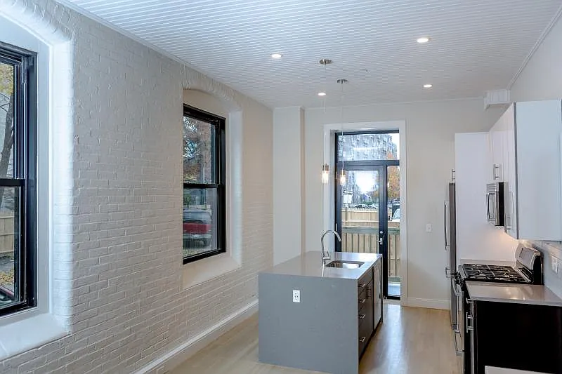 3 bed, $5,550 — Photo 3