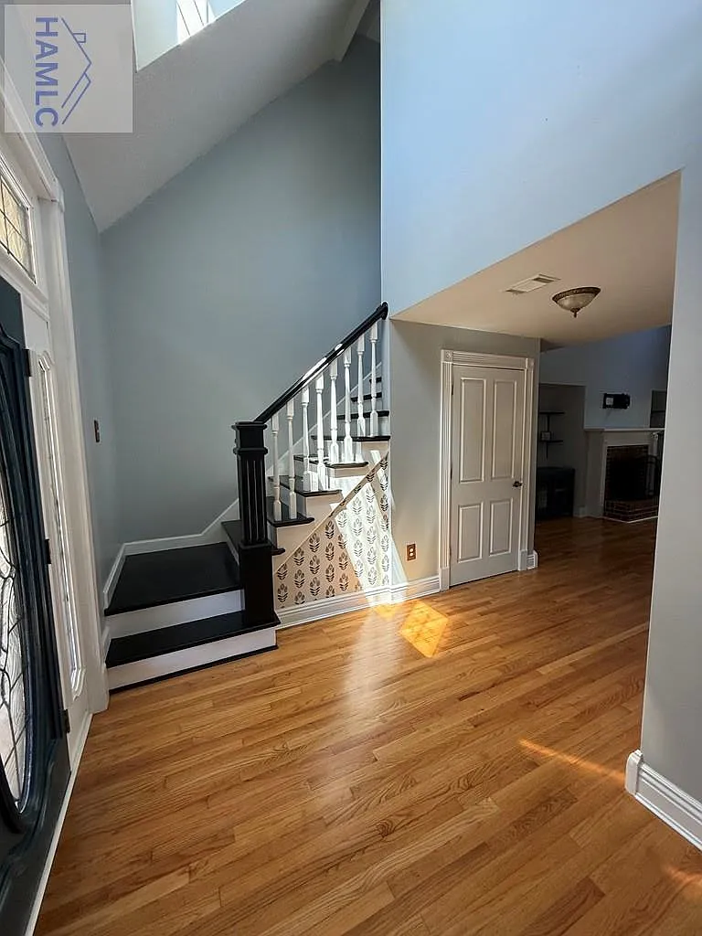 3 bed, 2.5 bath, 2712 sqft, $2,350 — Photo 2