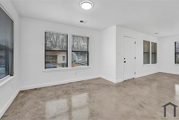 927 Seattle St — Photo 4