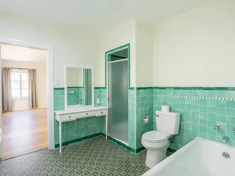 165 S Mansfield Ave — Photo 10