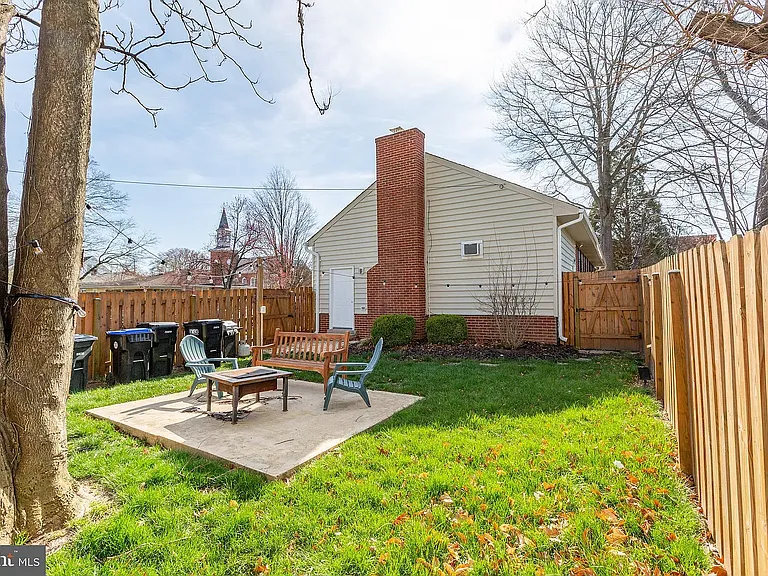 1321 Rowe St #C — Photo 4