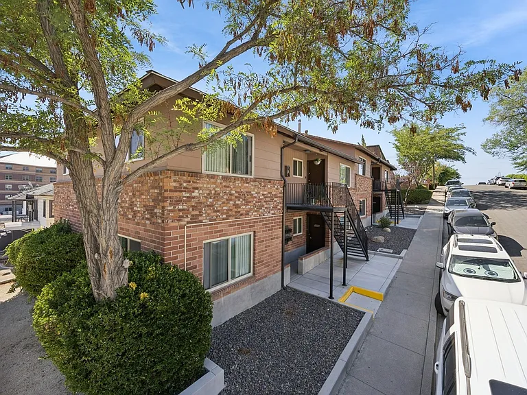 Oak Manor & Angel Street — Photo 10