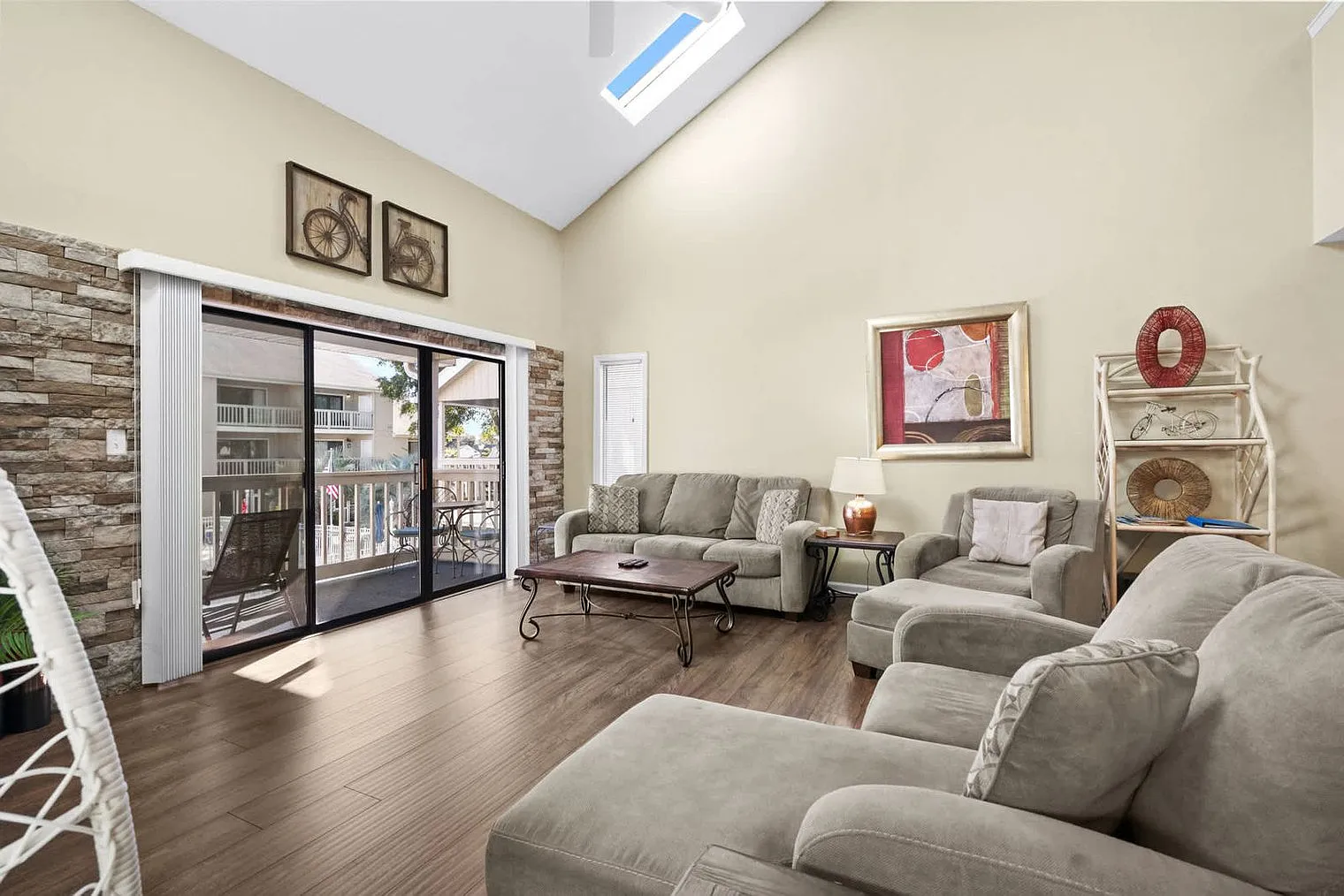 2 bed, 2.0 bath, 1194 sqft, $3,917 — Photo 3