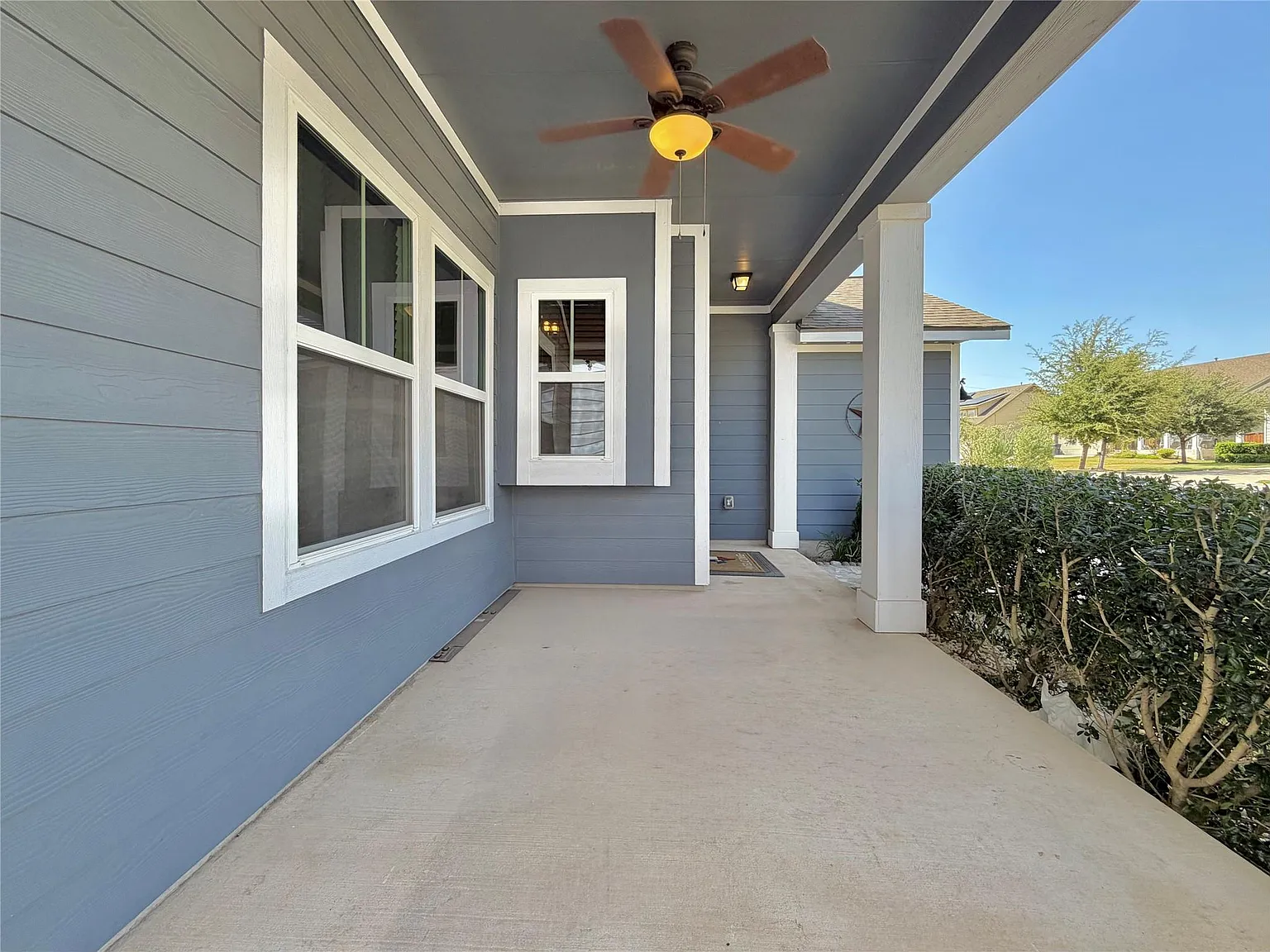 3 bed, 2.0 bath, 2267 sqft, $2,295 — Photo 4