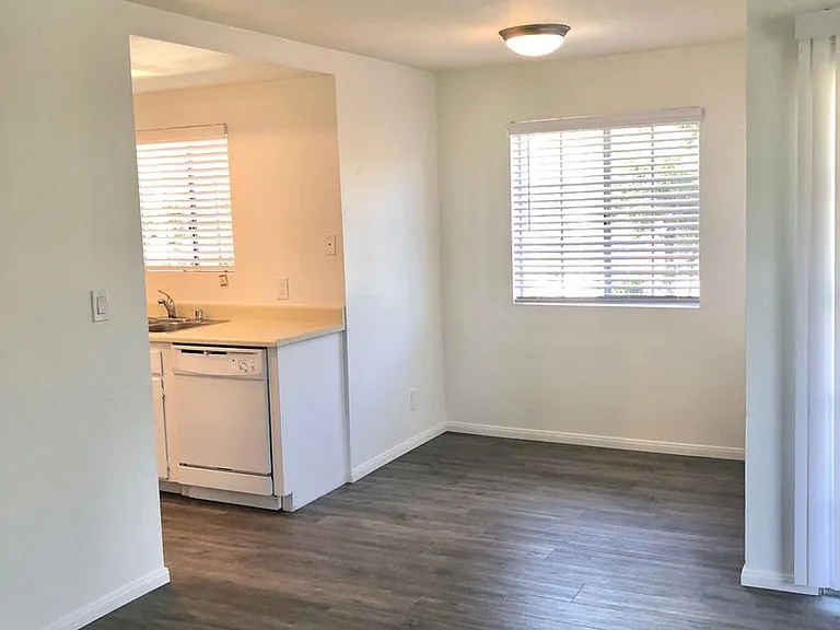 Reed and Brooke Apartments — Photo 28