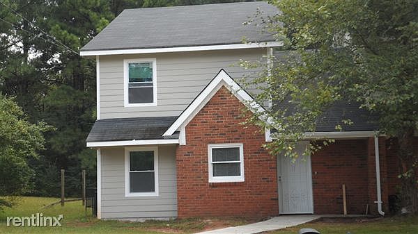 PICTURE OUTSIDE THE FRONT OF HOUSE 1